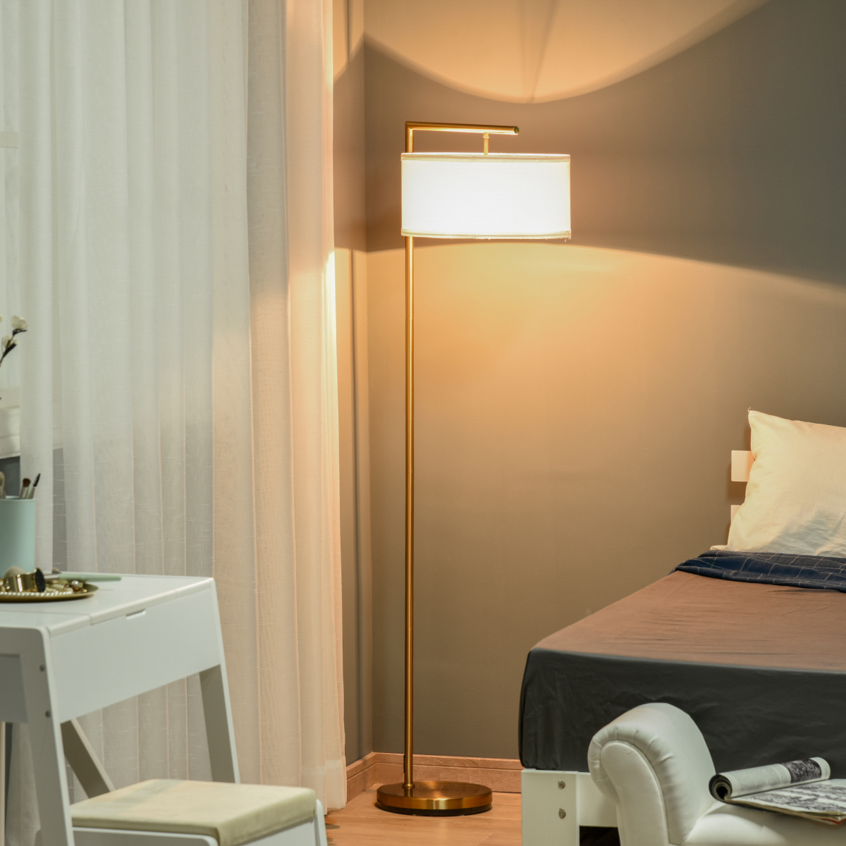 HOMCOM Floor Lamp with Linen Lampshade Round Base — Living Room Bedroom, Gold